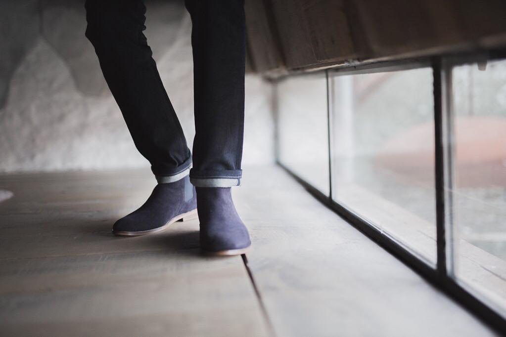 RudysParis's tweet photo. Ce matin, on se réveille en douceur et on enfilera ses chelsea Luis Velours. 🎼Douces et solides à la fois 🎼

#rudysparis #laventurerudys #marcheoureve
.
.
.
.
.
.
.
.
.
.
#dandies #menswear #shoes #mensstyle #shoes #frenchleather #sneakers #calf #men… https://t.co/cbMiAwIMV2 https://t.co/sYSlIZZ7Lx