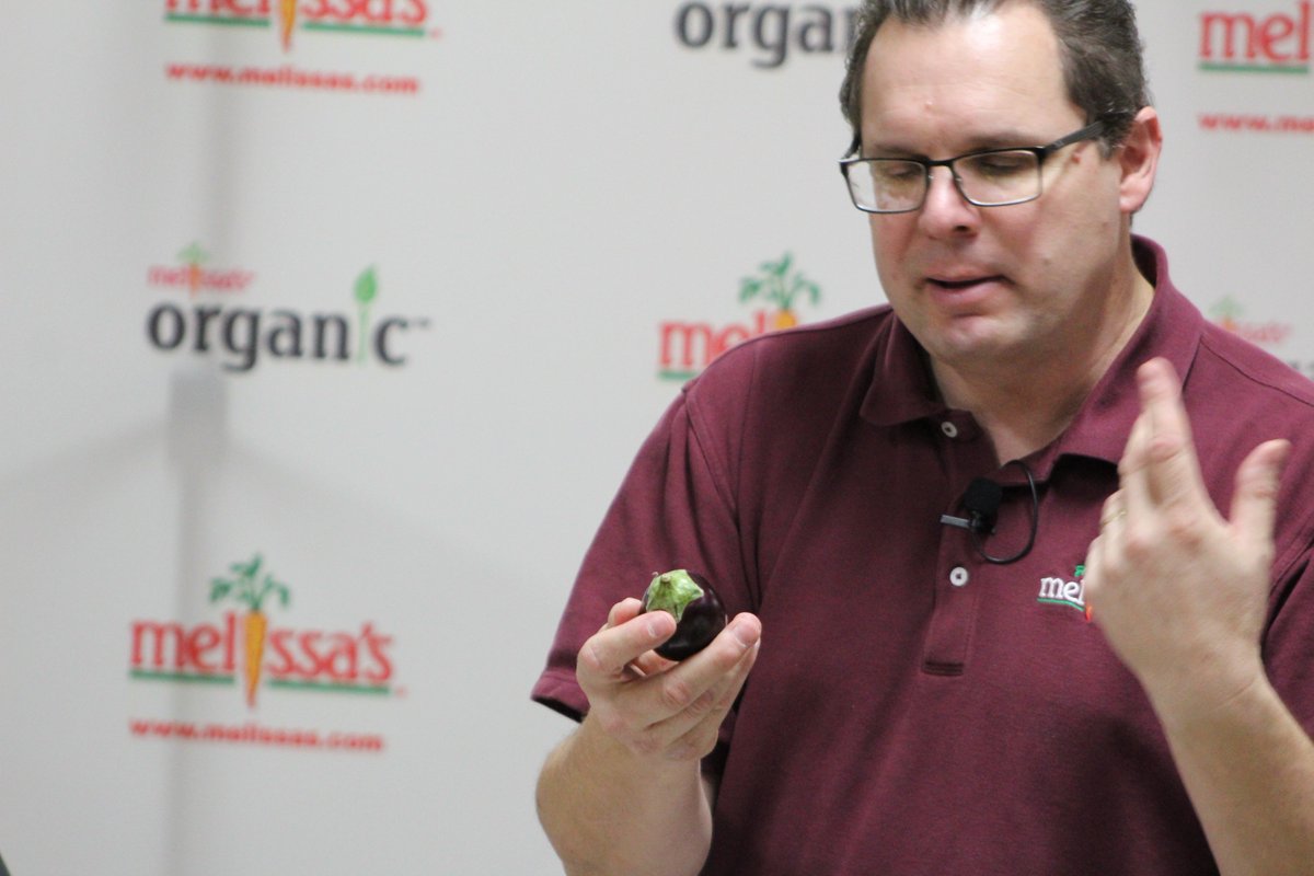 Foodfaye's tweet photo. What will we be eating in 2018?
Robert Schueller’s talk at 3rd Annual Melissa's Produce Trends Presentation https://t.co/uG0jJurfZu
#foodtrends #predictions2018 @MelissasProduce @favoriteproduce #produce #ginger #kohlrabi #cherimoya #okra #Enjoya #peppers #babyeggplant https://t.co/dsDA7ocBQD
