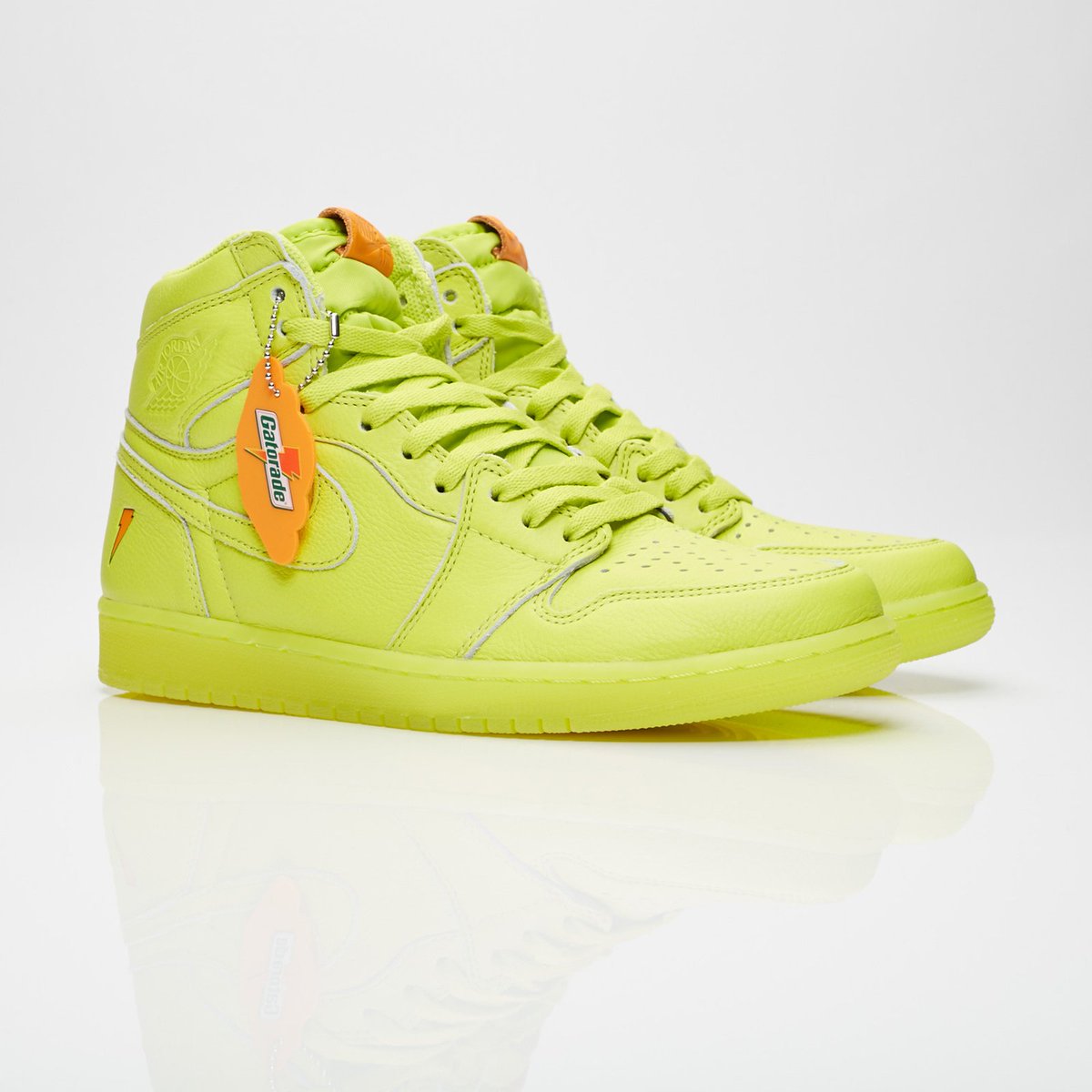 swooshsupply's tweet photo. Now available on @Sneakersnstuff.
@Gatorade x Air Jordan 1 Retro.
—> https://t.co/AoMxQKnCbw https://t.co/Or50TN4X2B