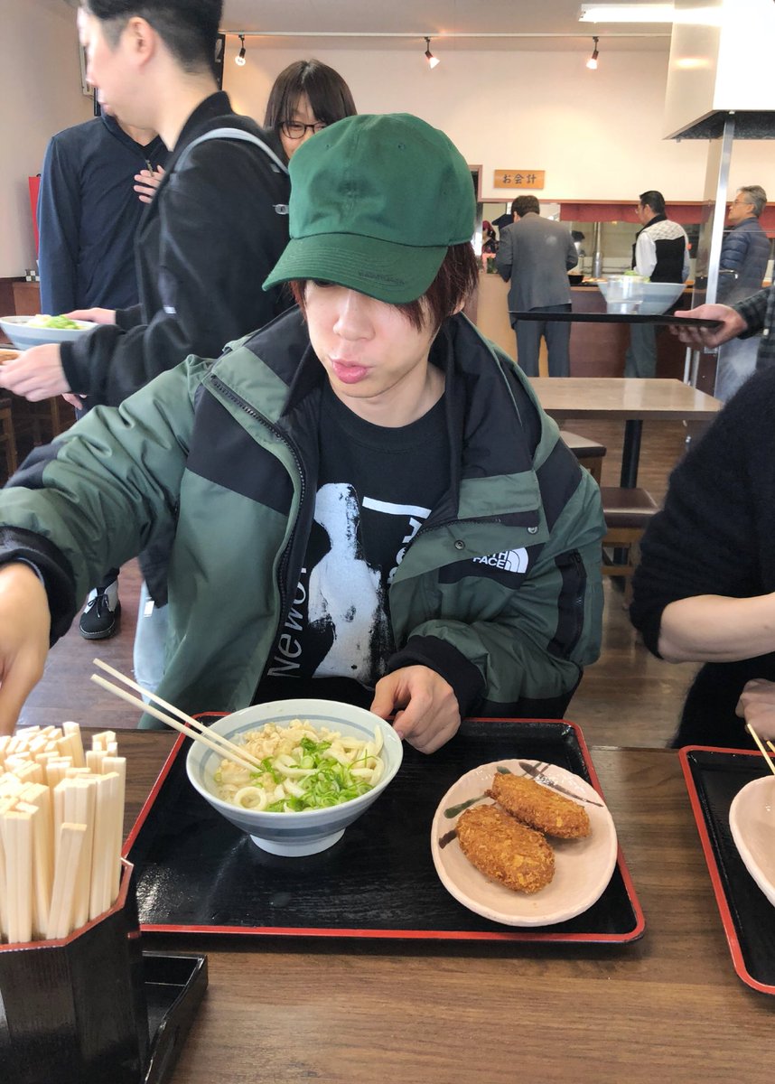 Chama 昨日はライブ後にスタッフとメンバーでふく利さんの徳島ラーメンを頂いて 今日のお昼は高松の中西うどんさんでうどんを頂きました 両方ともめちゃ美味しかったです 増川さんの写真に写っているのはかけうどんと牛肉コロッケです 1つは藤原さんの Chama 昨日はライブ後にスタッフとメンバーでふく利さんの徳島ラーメンを頂いて 今日のお昼は高松の中西うどんさんでうどんを頂きました 両方ともめちゃ美味しかったです 増川さんの写真に写っているのはかけうどんと牛肉コロッケです 1つは藤原さんの