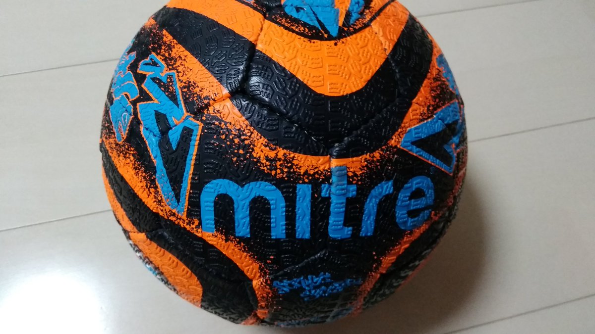 Honoka 誕生日プレゼント フリースタイルフットボール専用球マイターボール モンタボール持ってるけど個人的に少しクラッチしにくいのでマイター買いました ちなみに５号球で土でも使えそうなゴム素材っぽいです フリースタイルフットボール