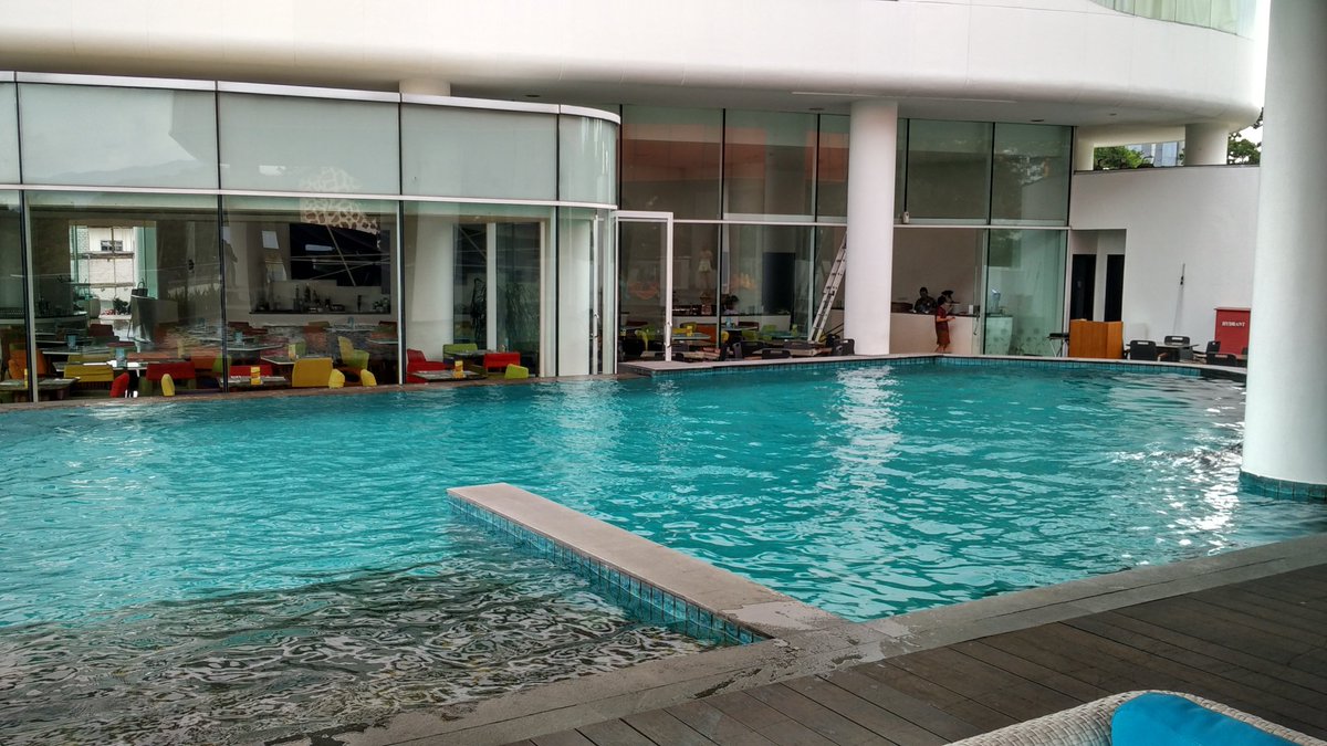 holmium_67's tweet photo. Mari berenang, cuacanya pas bgt lagi summer (panas) *lol* https://t.co/boqz8YADoI