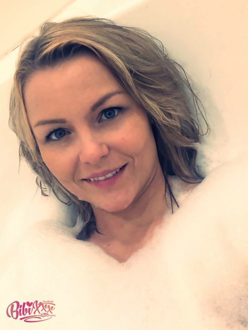 erst mal in die hei&szlig;e Wanne, dann kann der Rest des Jahres beginnen :D Habt ihr schon alles f&uuml;r Silvester<a href="/tag/party"class="tags"><span>#party</span></a><a href="/tag/bubblebath"class="tags"><span>#bubblebath</span></a><a href="/tag/mydirtyhobby"class="tags"><span>#mydirtyhobby</span></a><a href="/tag/bibixxx"class="tags"><span>#bibixxx</span></a><a href="/tag/feuerwerk"class="tags"><span>#feuerwerk</span></a>