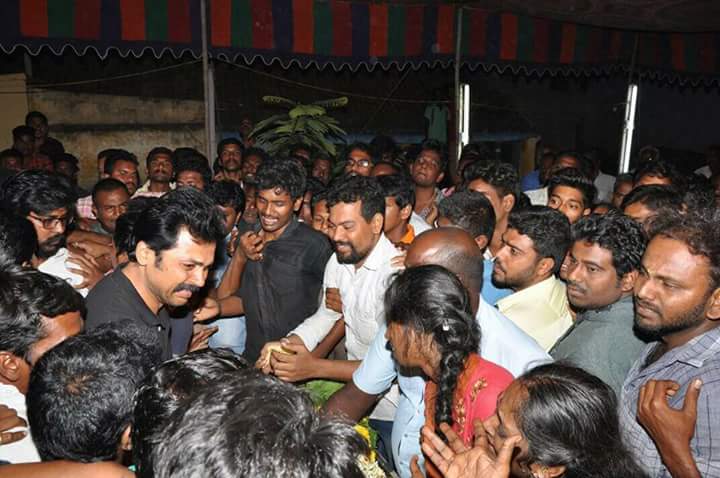 ChennaiTimesTOI's tweet photo. .@Karthi_Offl pays his last respects to one of his avid fans - 
https://t.co/YFGTRUKgZE https://t.co/vEbu5IOyQj