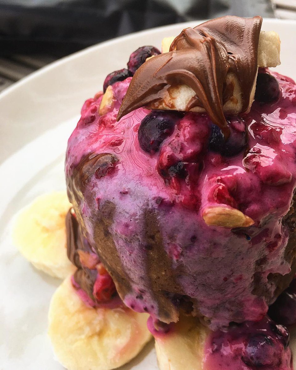 MacabellaSpread's tweet photo. #Chocolate, mixed #berry and #banana #mugcake 🤤 You can count us in! 🍫 🍌 🍓 https://t.co/BrFoOCM5fZ