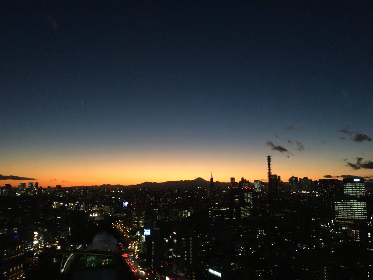 mv09211's tweet photo. 朝から外堀7階にこもって卒論やってたけど全然進まなくてもじもじしてたけど、カーテンの隙間から綺麗そうな夕陽が見えたので卒論全部置いてボアソ25階へダッシュ、笑
元気になったのでまた卒論に戻る☺️ https://t.co/3G9wy58Muq
