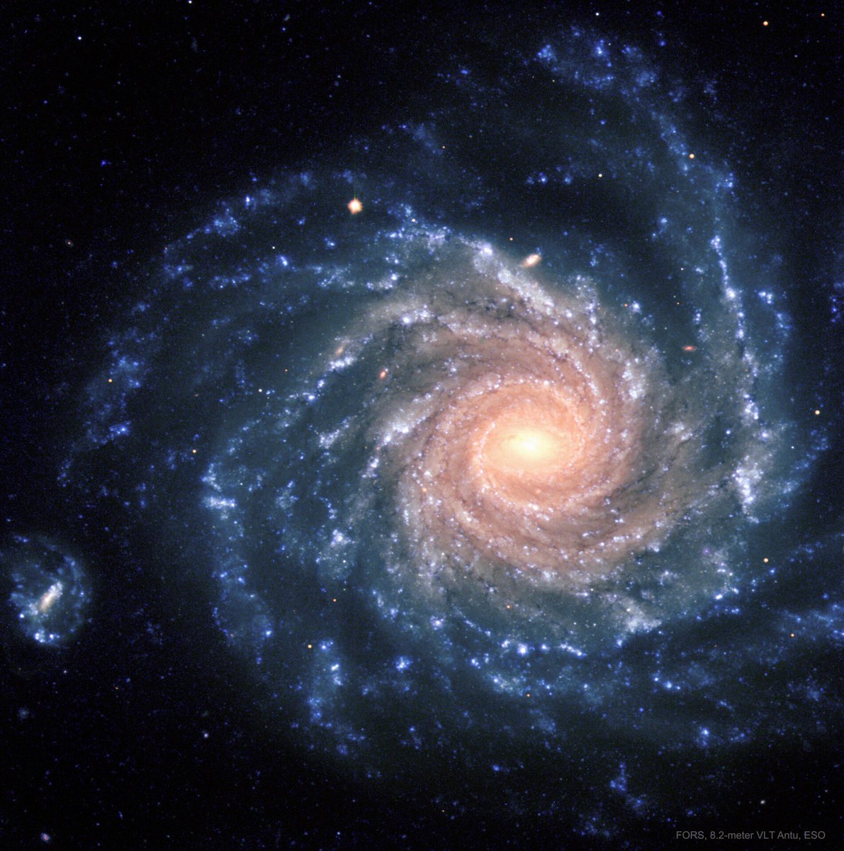 Nunca me canso de contemplar imágenes como esta... A 72 millones de AL, la galaxia espiral NGC 1232 resplandece en el espacio. En sus largos brazos brillan cúmulos de jóvenes y grandes estrellas azules, y entre ellos densas y negras nubes de polvo giran alrededor del centro.