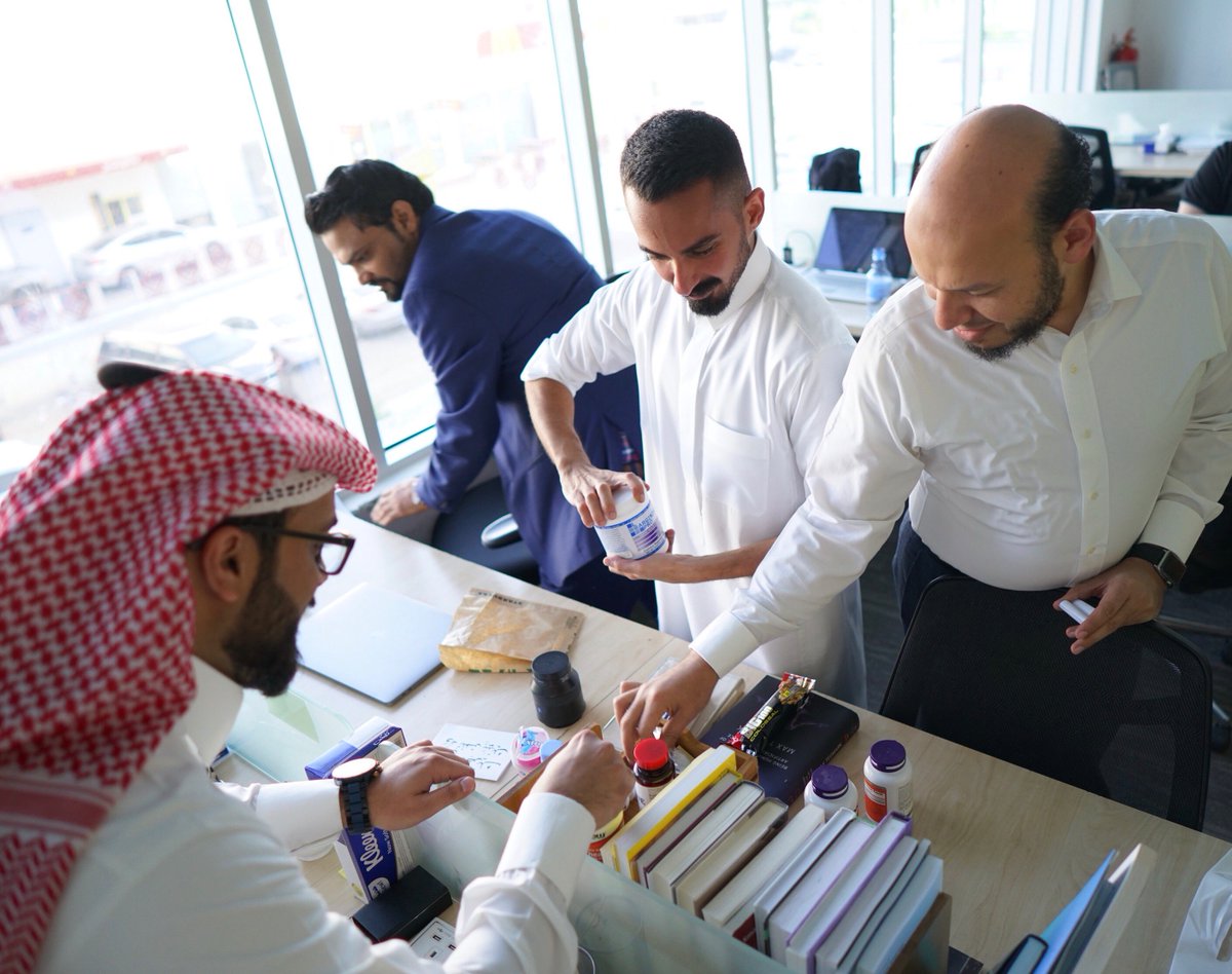 LIVEHUED's tweet image. This is how we have our team meetings at HUED! The guys are on a mission to find the clues for the treasure hunt activity. 
#hued_moments
#employee_experience