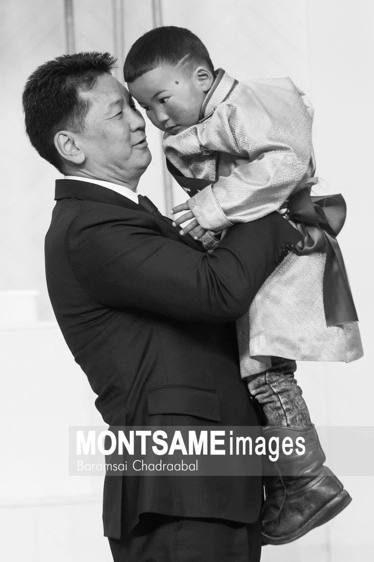 Ахын дүү минь ээ? Бэлэгний уутанд чинь маск бгаа. Идэж болохгүй гошуундаа зүүгээрэй. Аав ээждээ гэрээ сайн дулаал гэж хэлээрэй за? Гуйжийна.