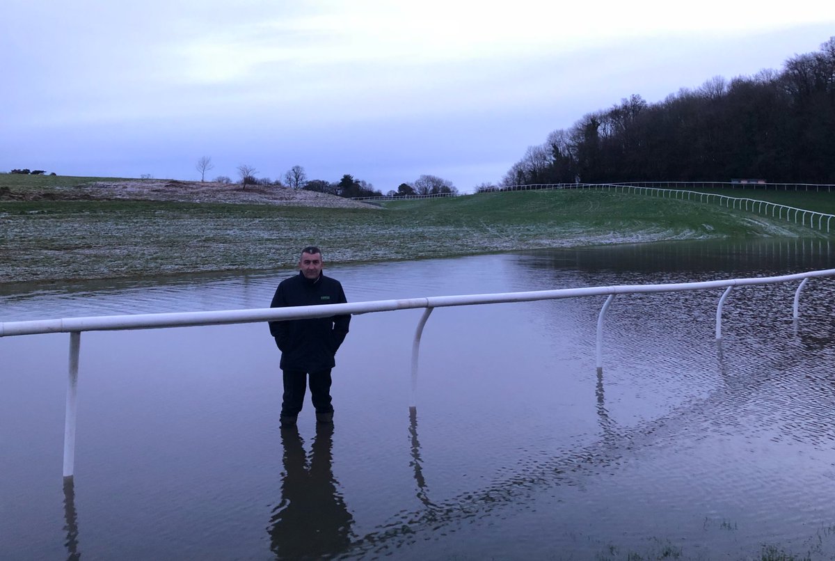 Chepstow_Racing's tweet image. As you can see there’s flooding and several areas of standing water on the track. We unfortunately had no choice but to abandon today.