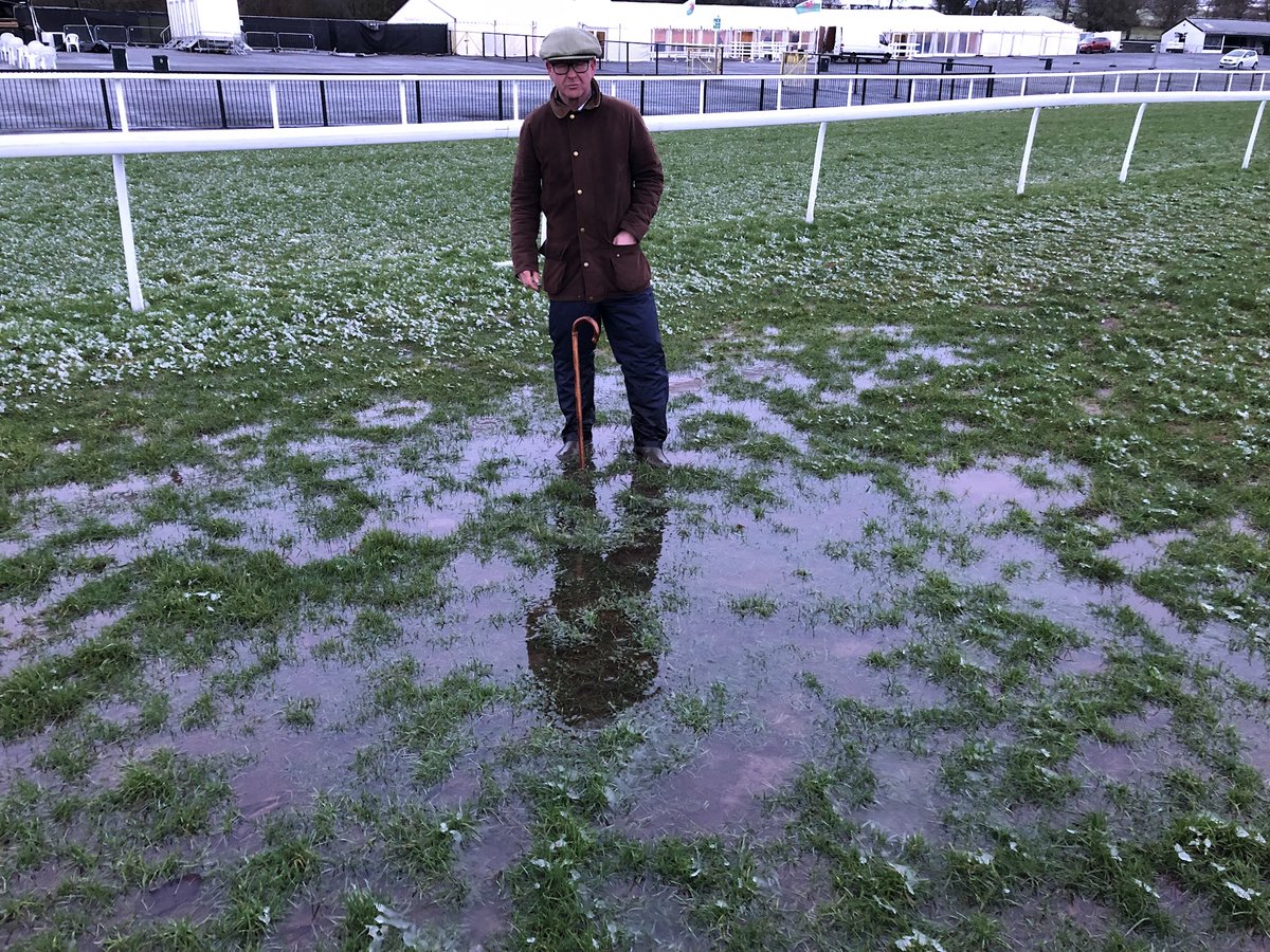 Chepstow_Racing's tweet image. As you can see there’s flooding and several areas of standing water on the track. We unfortunately had no choice but to abandon today.