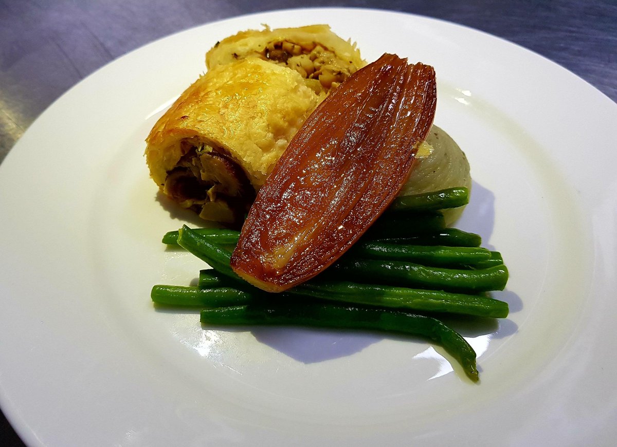 CompanyofCooks's tweet photo. If you are dining at the NYE Spectacular at @southbankcentre this beauty is on the main course menu for the vegetarians amongst you - wild mushroom wellington with truffle mash and glazed shallot.
#NYE2018 #SCWintertime https://t.co/LYdY2aMH9H