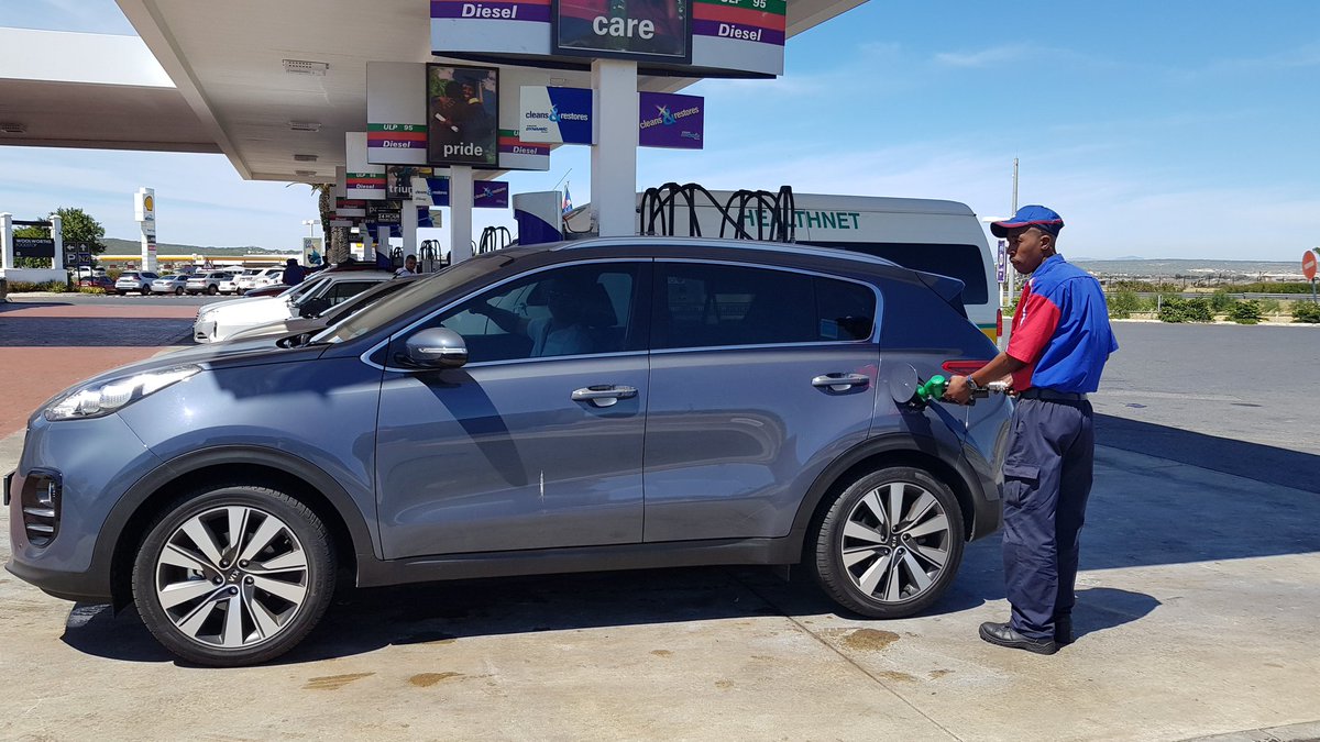 Julietmc's tweet photo. Yoh it's a good looking car! Filling up to hit the long road. @KiaMotorsSA #Sportage #Holidays #Engen1Stop https://t.co/HmoEoOYkyv