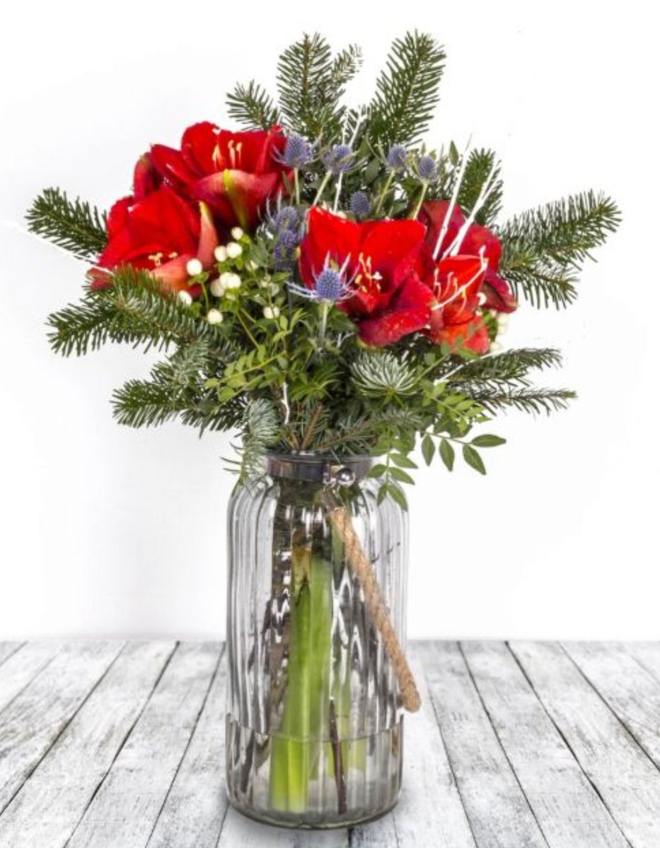 yo_enelmundo's tweet photo. Lo bonito que luce este ramo de @thecolvinco en el salón estas Navidades 🎄❤ 
Si usas este código tienes 5€ de descuento... para regalar flores o para regalarte flores!
https://t.co/0EhNSxVXW4 https://t.co/yGQr8OHlqe