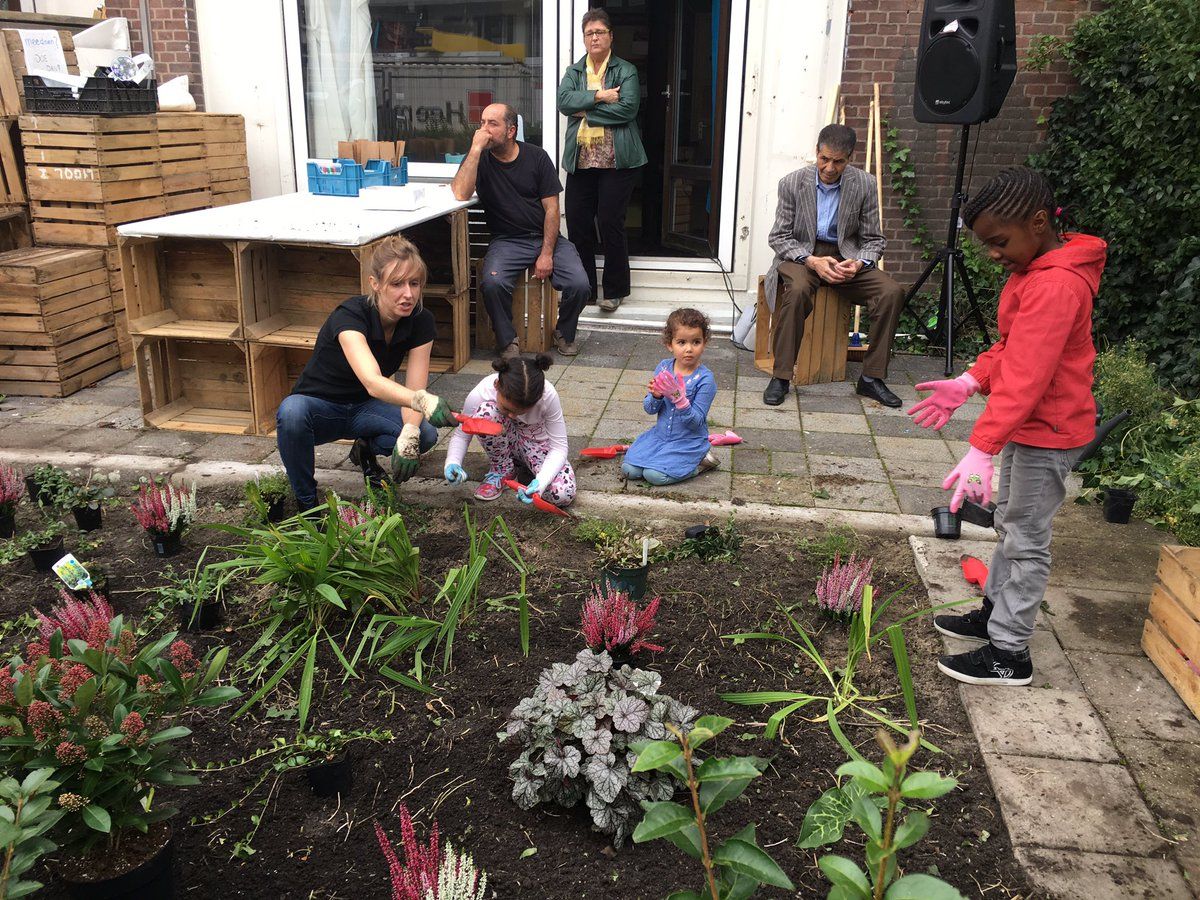 Rainaway_nl's tweet photo. Nieuwe pleinen in Tilburg en Amsterdam, nieuwe werknemers, spannende projecten en meer: lees nu over het jaar van Rain(a)Way! https://t.co/LX3AfzhEE0 #weinspire #wedesign #terugblik #dag2017 #hallo2018 https://t.co/7CO87ZSJCr