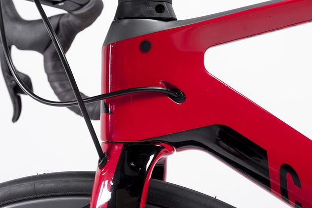 CanyonUK's tweet photo. The #AeroadCF SLX 9.0 continues to garner praise across the industry - @cyclingweekly calls it, "...a smashing #bike, it will really have you smiling when riding, even out in the wet or down fast descents..." https://t.co/0XRuyqhgOm https://t.co/nVru28brAR