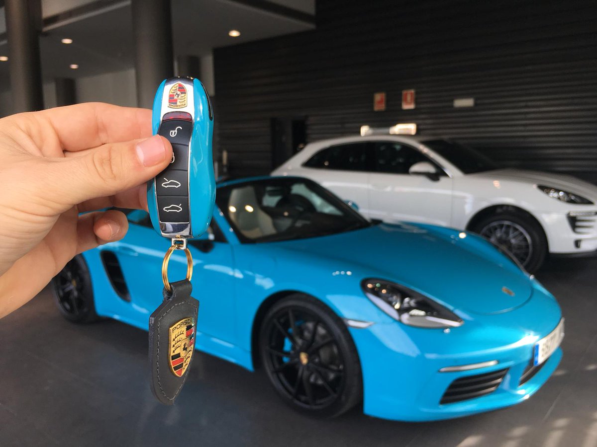 Porsche_BCN's tweet photo. Nunca es tarde para entregar regalitos como este 🎁 ¿qué os parece? #718 #azulmiami https://t.co/Hg20wfxEQ9