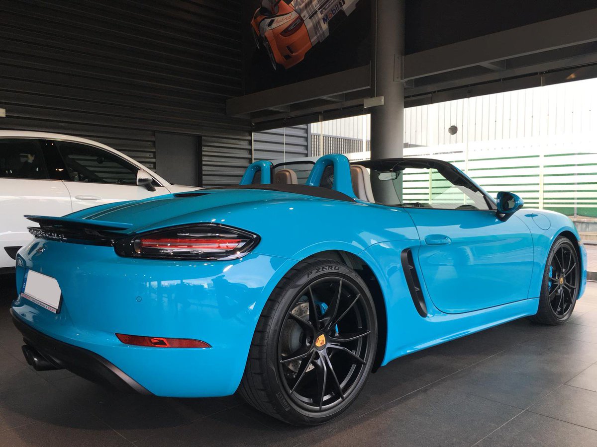Porsche_BCN's tweet photo. Nunca es tarde para entregar regalitos como este 🎁 ¿qué os parece? #718 #azulmiami https://t.co/Hg20wfxEQ9