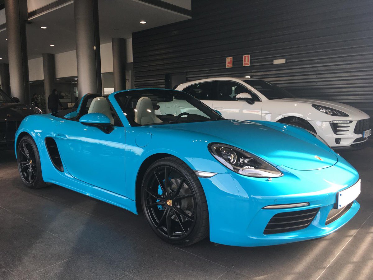 Porsche_BCN's tweet photo. Nunca es tarde para entregar regalitos como este 🎁 ¿qué os parece? #718 #azulmiami https://t.co/Hg20wfxEQ9