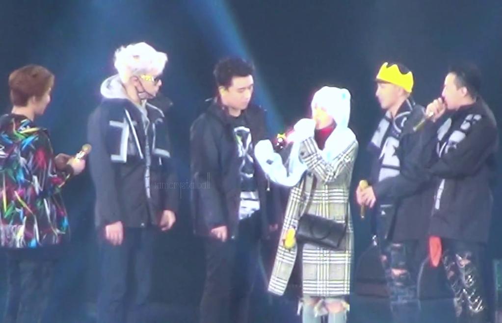 gel2411's tweet photo. Hate dara all you want, Bigbang loves her anyway... 😏 https://t.co/yBXiR4RlwC