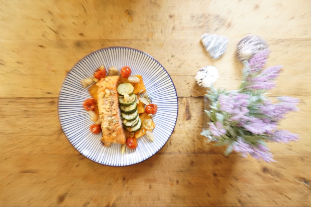 YounoussNimaga's tweet photo. Roasted salmon for lunch. I’ll post the video meal on Friday.
Try to eat fish 2-3 times a week. One of those portions should be an oily fish (like Salmon, Mackerel, Trout or Tuna) for its beneficial omega 3 fats. #chefynss📸 @samisapp https://t.co/ZaNBnkTCmO