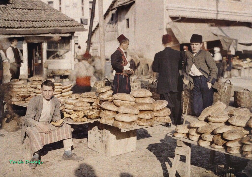 tarihduragi's tweet photo. 1912 yılında Saraybosna pazarında ekmek satıcıları, Bosna-Hersek.
https://t.co/eajxKW2stA https://t.co/cdgR3P8r5J