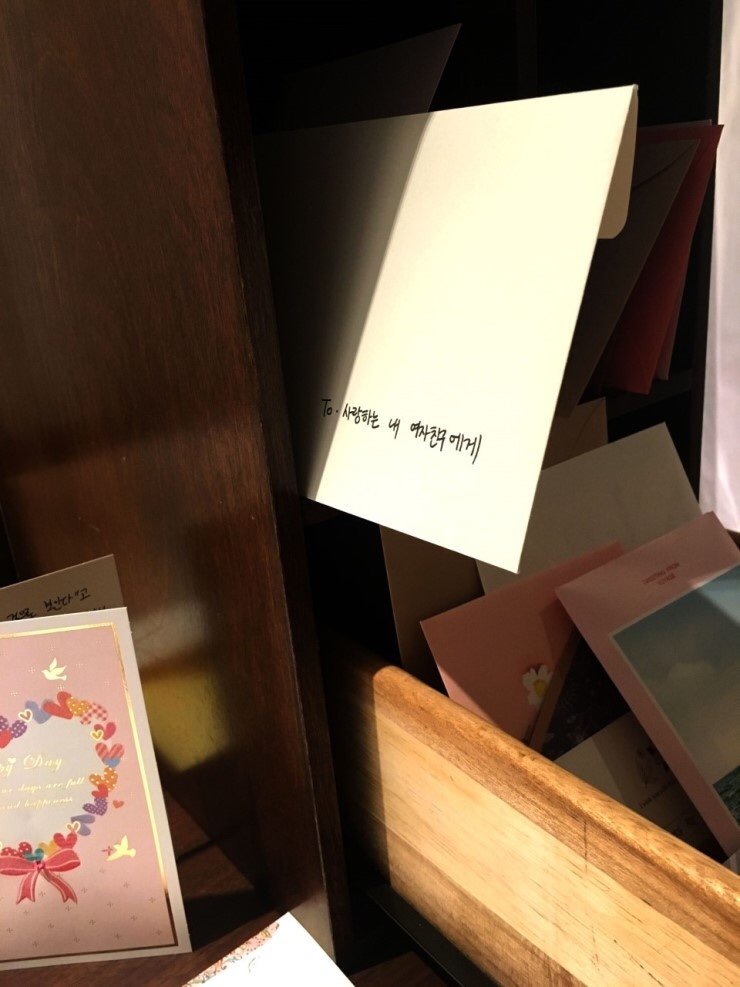 water_farm's tweet photo. [RT]
친구의 동생이 이별을 이유로 남성에게 살해당했습니다.
이것은 명백한 여성혐오살인사건입니다.
공론화를 위해 과제전시회에서 여성혐오사건을 주제로 전시를하고 있습니다.
전시 장소 : 서울시 은평구 응암로  174-2 B1  대림시장 Hello Gentle 
전시 날짜 : 2017.12.27. -  2017.12.30. https://t.co/afxNGd7ic4