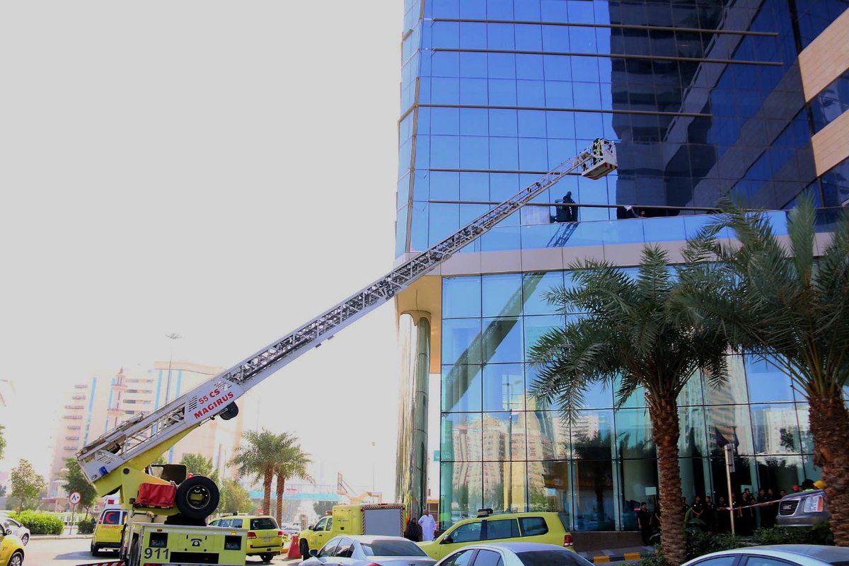 SaudiDCD's tweet photo. نفذ مدني #العاصمة_المقدسة فرضية إخلاء وإنقاذ في أحد الفنادق السكنية في المنطقة المركزية بمشاركة عدد من الجهات الحكومية ذات العلاقة وذلك للوقوف على الجاهزية. https://t.co/thzIka6iZ0