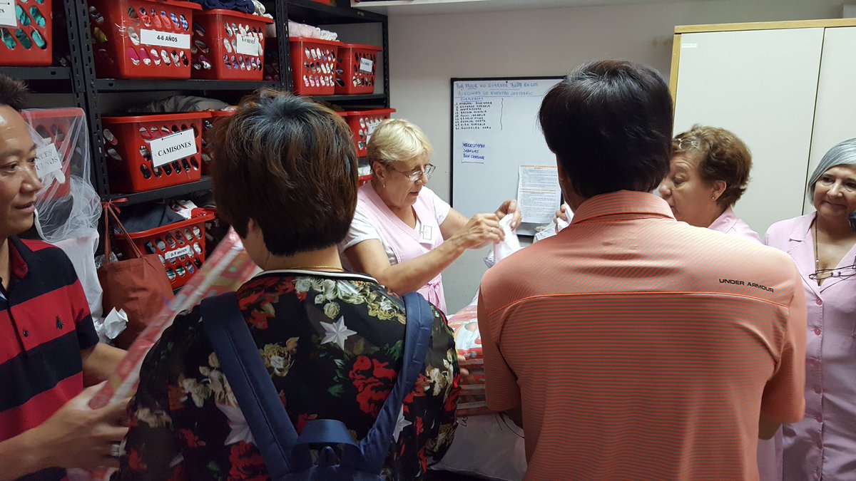 #Ahora Junto a líderes de la Comunidad China entregamos donaciones de batas y pañales para bebés prematuros via <a href="/damas_rosadas/">Damas Rosadas</a> del Hospital Ramón Sardá #AyudaSolidaria #Felicidades