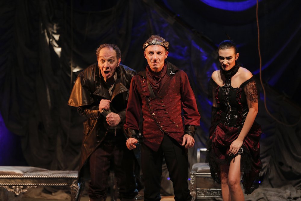 Yaşar İlksavaş: İnsana Ve İnsanlığa Tutulan Bir Ayna -KANLI KOMEDYA (CALİGULA) dirensanat.com/2017/12/27/cal… 
#babasahne
#caligula
#tiyatro
#kanlikomedya
#tiyatro