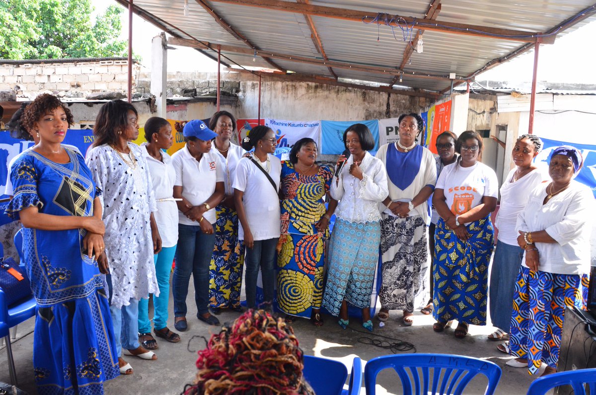 FCRdcongo's tweet photo. LES FEMMES DE L'@AR_RDC  SENSIBILISENT POUR LA MARCHE DU 31 DÉCEMBRE. ELLES ONT CHASSÉ LA PEUR  ... https://t.co/u44hAp7Kzl