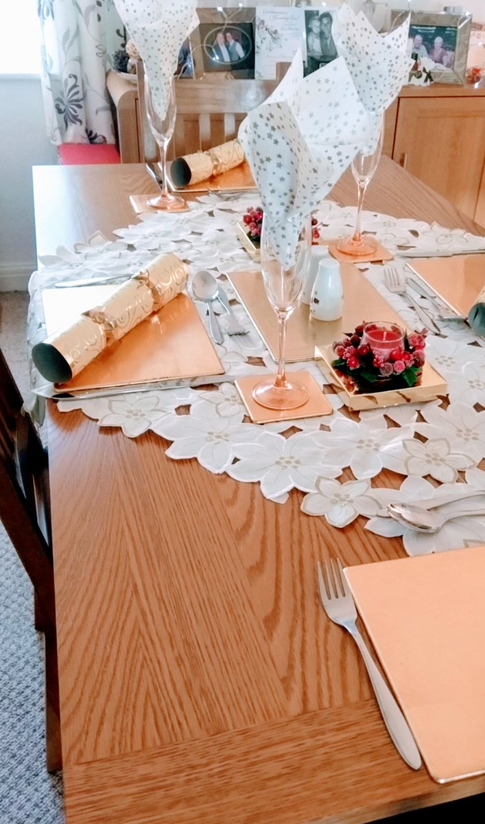 rebbeccarichar3's tweet photo. Yesterday #BoxingDay dinner ❤❤ https://t.co/msBAjatnqP