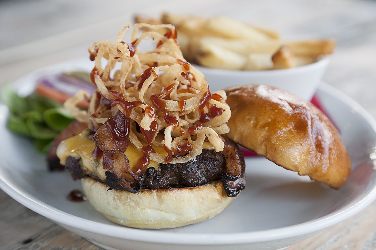 AmTapHouse's tweet image. Round up the gang and head over to try our famous Rodeo Burger! #americantaphouse #americantaphousemb #americantaphousemyrtlebeach #broadwayatthebeach #foodporn