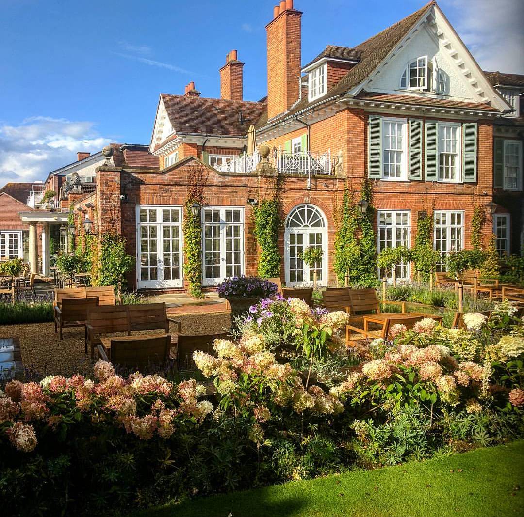 PropertyPP's tweet photo. Fancy staying at this luxury hotel #SouthEngland in #ChewtonGlen! We definitely do! For more property listings visit https://t.co/FuDSHOIm03 now! #PropertyofTheDay #PropertyFeatures https://t.co/cFyFZhkPpD