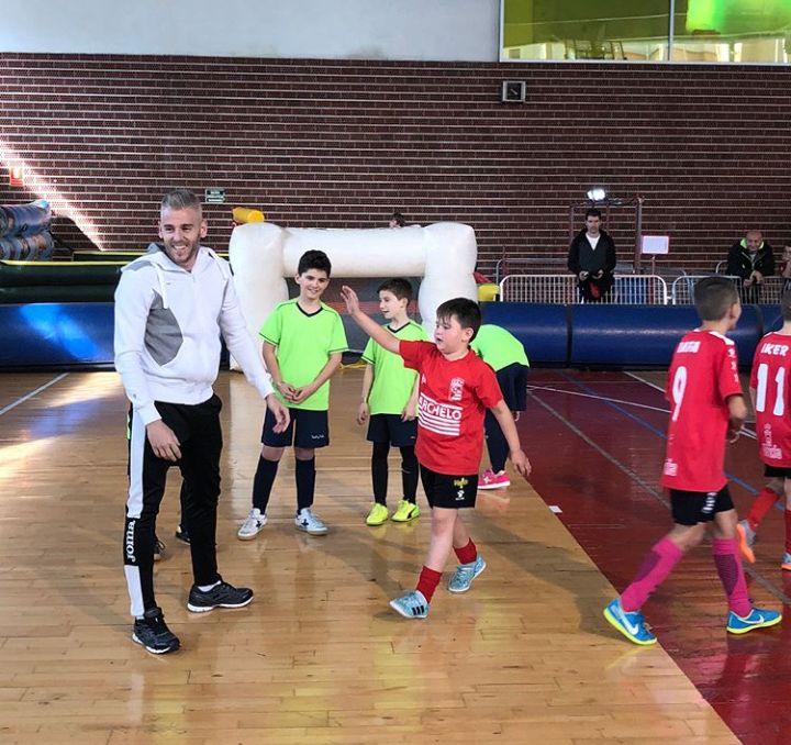 StateSportGr's tweet photo. Esta mañana hemos recibido una gran visita en State La Flota.
#Miguelin comparte la mañana con todos los participantes del torneo de fútbol sala 3x3, organizado por Geacodesa, dentro de su espacio #ExpoNavidad. https://t.co/gp9sCJOZIG