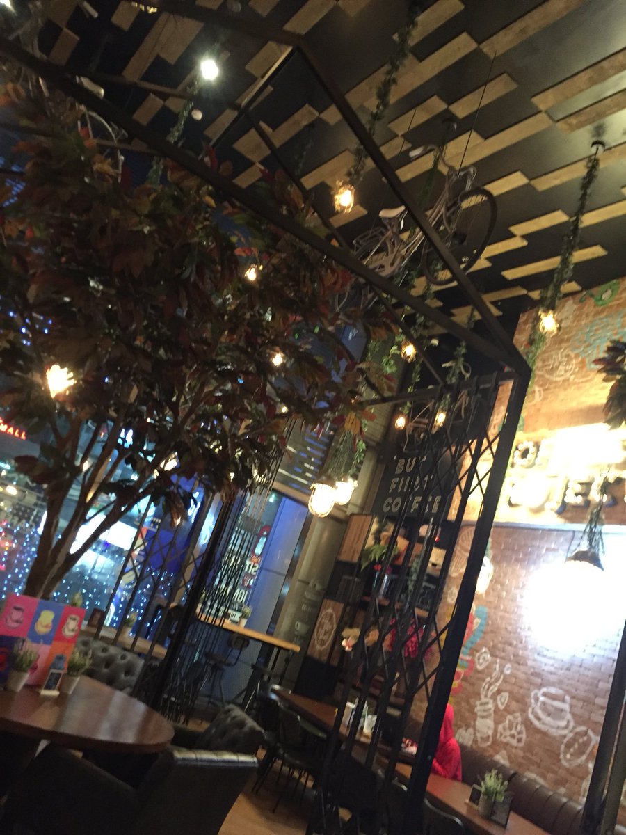 ileeangelo's tweet photo. Absolutely a cozy place #WhenInQc #Coffee #flowers #interior #design #nofilter https://t.co/vbw1Wt4r7c