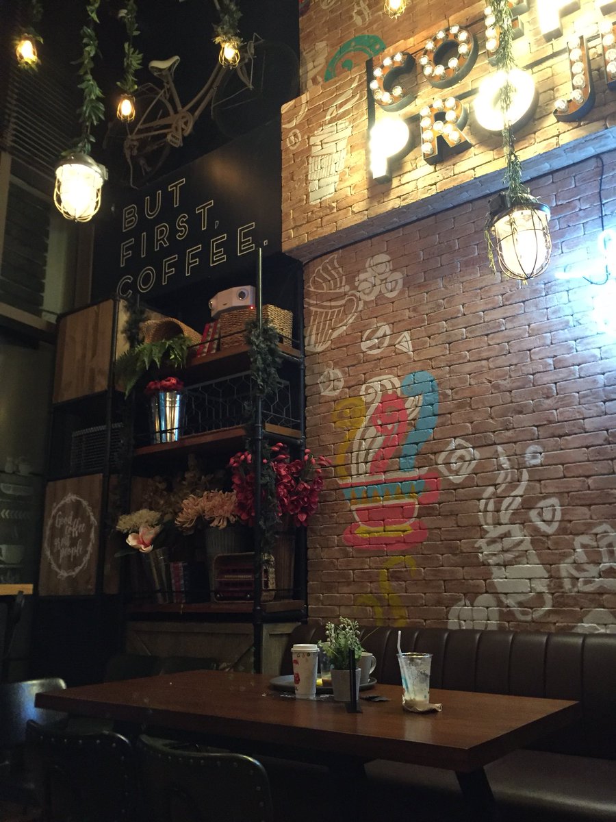 ileeangelo's tweet photo. Absolutely a cozy place #WhenInQc #Coffee #flowers #interior #design #nofilter https://t.co/vbw1Wt4r7c
