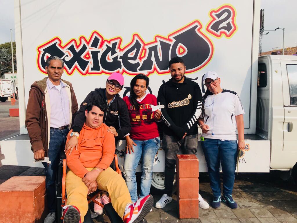 los40_co's tweet photo. La #PatrullaOxígeno 🚐 sigue en las principales calles de la ciudad 🏅 regalando muchos premios🔥 a nuestros fieles oyentes 📻 @faymartinezr ❤️ @yofuisebas 🎁 https://t.co/l3aV4hdK8A