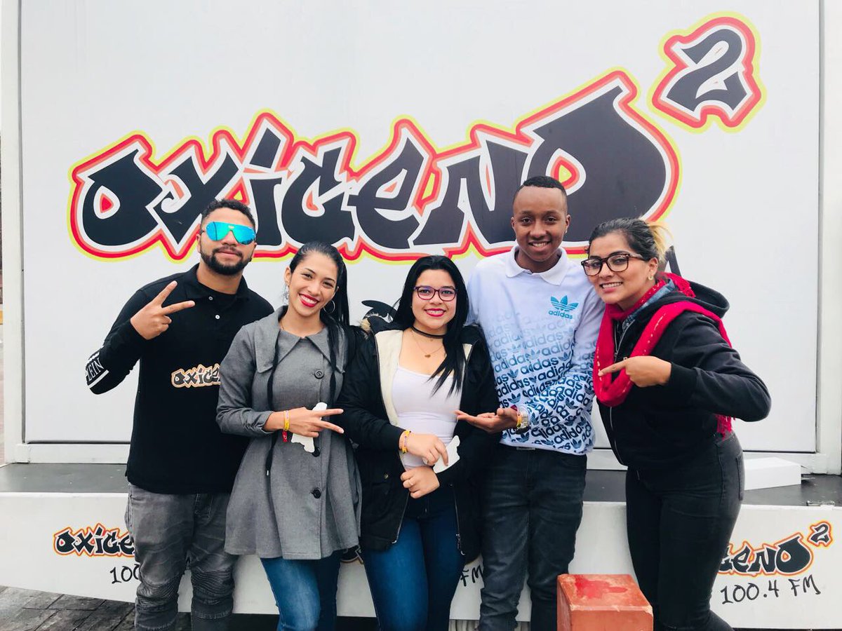 los40_co's tweet photo. La #PatrullaOxígeno 🚐 sigue en las principales calles de la ciudad 🏅 regalando muchos premios🔥 a nuestros fieles oyentes 📻 @faymartinezr ❤️ @yofuisebas 🎁 https://t.co/l3aV4hdK8A