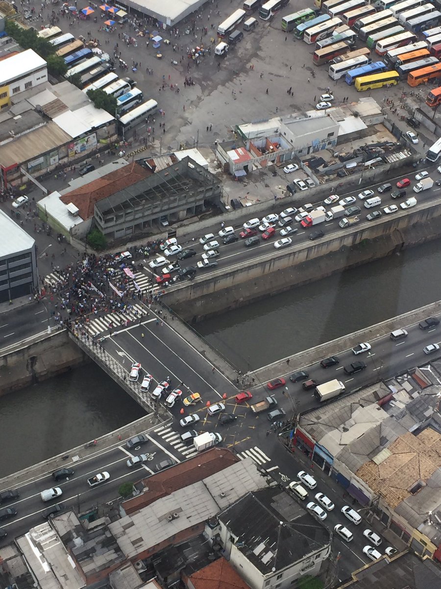 Re_Carvalho89's tweet photo. Manifestação - Comerciantes da feirinha da madrugada fecham totalmente a Av do Estado altura da São Caetano, sentido Santana. @jornaldacbn #RadioNaCBN https://t.co/sobghyo57E