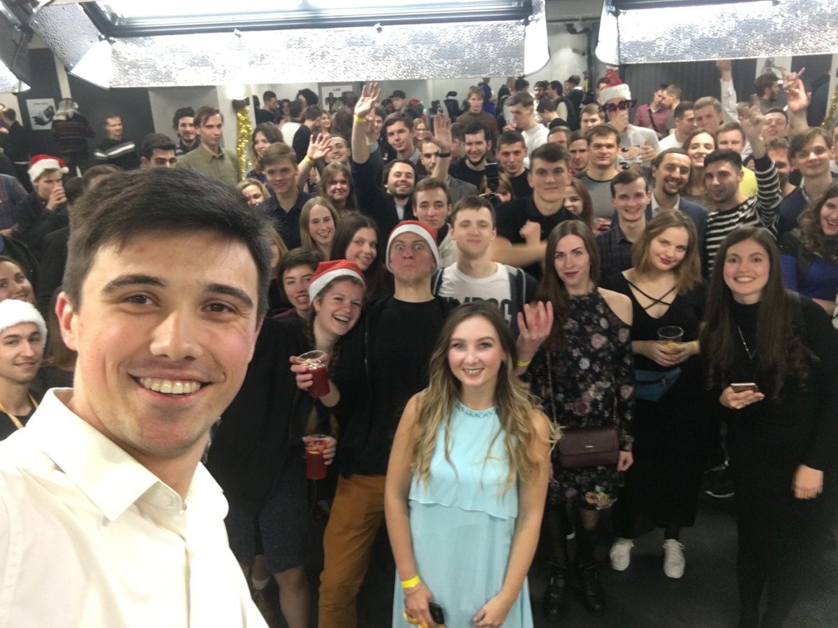 UNIT_Factory's tweet photo. Зараз всі знаходяться в активному пошуку подарунків та готуються до 31 грудня. А ми в #UNIT_Factory дружно відсвяткували початок Нового року, символічно в 23:42, на UNIT Factory New Year Party 2018🎊🎉 #NewYear #IT #celebration #education https://t.co/zuB9oTveUm