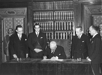 cgilnazionale's tweet photo. Il #27dicembre del 1947 venne promulgata la nostra #Costituzione una sintesi dei valori e dello spirito delle forze che traghettarono il Paese fuori dal Fascismo e dalla guerra. Rileggiamola insieme e ridiamole vita.   
➡️ https://t.co/EhX3b4Zshx https://t.co/fnH2iey4On