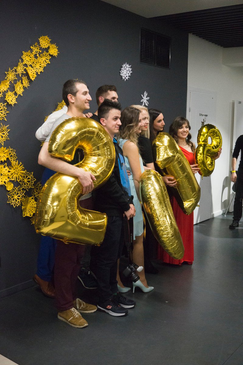 UNIT_Factory's tweet photo. Зараз всі знаходяться в активному пошуку подарунків та готуються до 31 грудня. А ми в #UNIT_Factory дружно відсвяткували початок Нового року, символічно в 23:42, на UNIT Factory New Year Party 2018🎊🎉 #NewYear #IT #celebration #education https://t.co/zuB9oTveUm