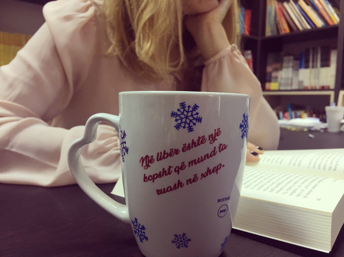 BotimePegi's tweet photo. Një libër është një kopsht që mund ta ruash në xhep. #botimepegi #happyholidays #christmastime #bookreading #gezuarfestat 🎄📚 https://t.co/aYhRaJbG65