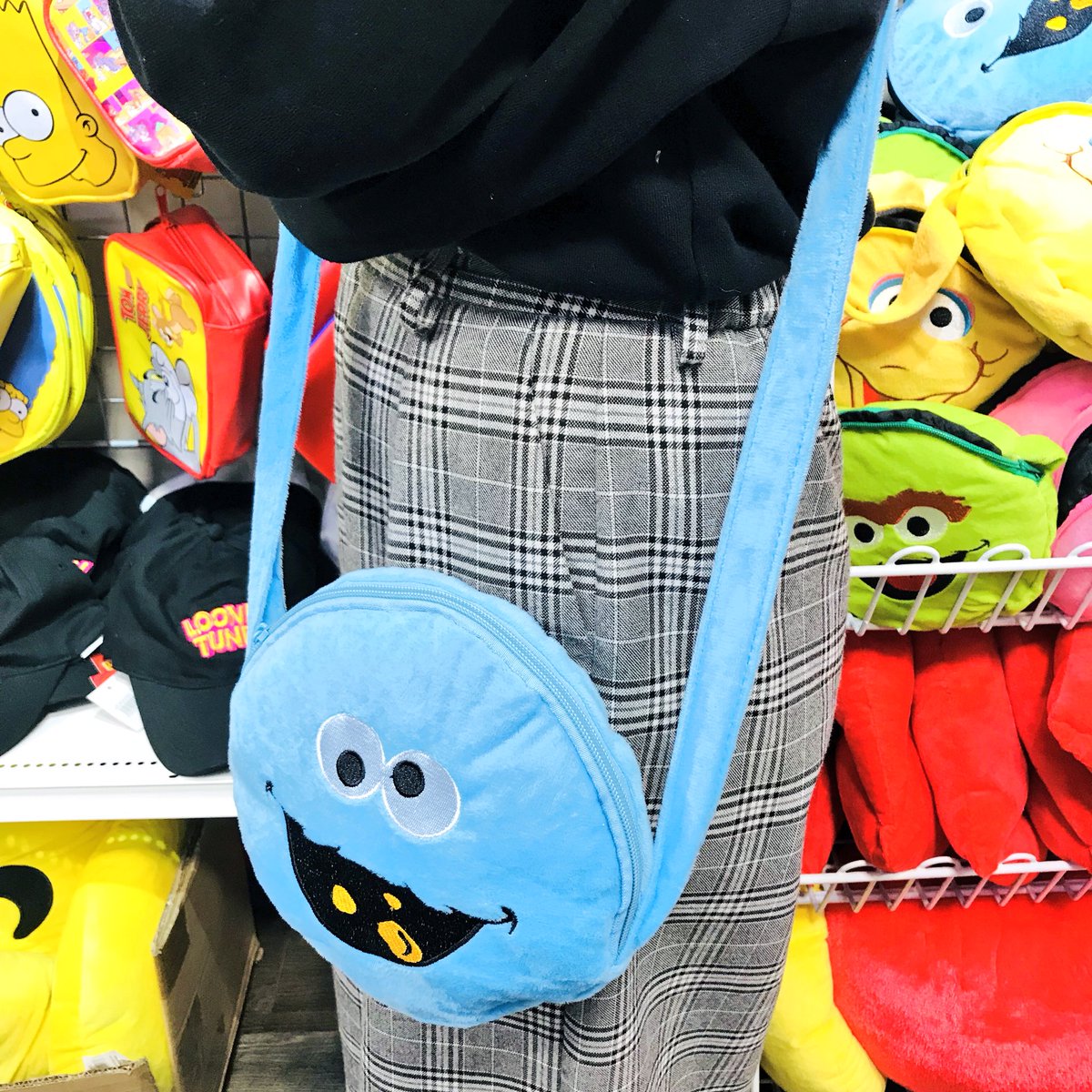 サンキューマートららぽーとエキスポシティ店 入荷情報 大人気サンキューマート セサミストリートとのコラボ商品にポシェットが入荷しております とにかくかわいくて目立ちます ユニバにぜひ一緒に連れて行ってあげて欲しいです お