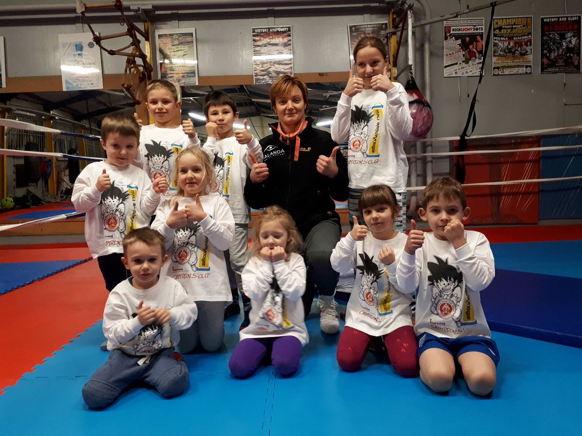 Balanda_pl's tweet photo. Wspieramy młodych sportowców!
Z przyjemnością zostaliśmy sponsorem turnieju CHAMPION's CUP w Gdańsku.
Mamy nadzieję, że nasze koszulki będą długo cieszyły juniorów.
Na zdjęciu Kamila Bałanda w najmłodszymi uczestnikami turnieju. ⤵️⤵️⤵️ https://t.co/FjkfTYuCTj
