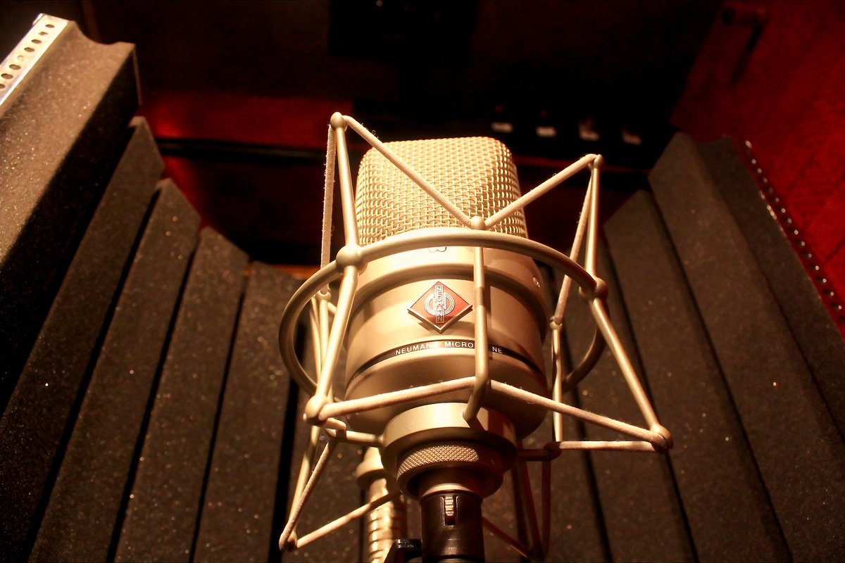 SoundhouseStud's tweet photo. Just a pure sound 🎤  Simplement pour la pureté du son ! 💥 Neumann 
@KristenKivo  #soundhousestudio #neumann #puresound #recording https://t.co/ptU0LAhqmj