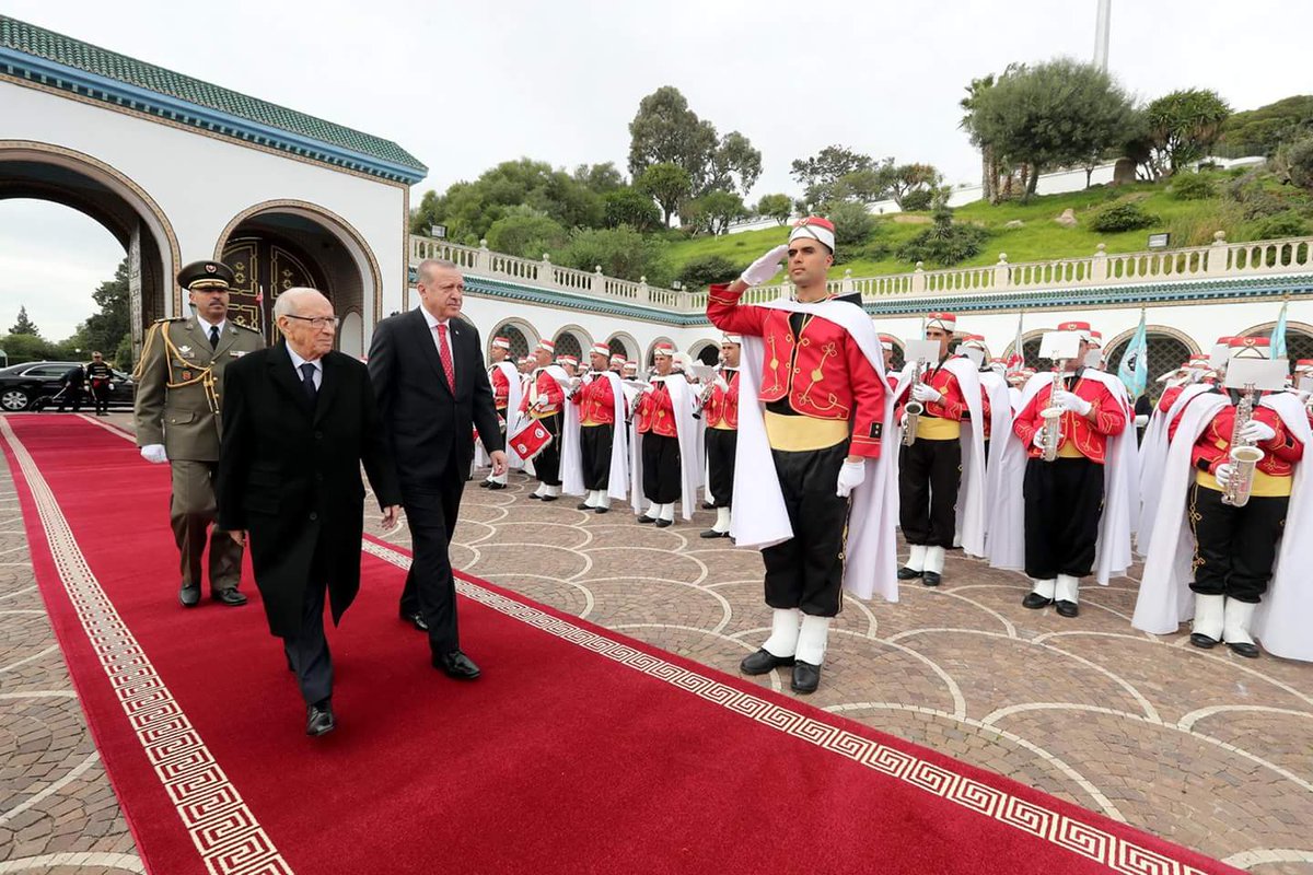 TunisieDiplo's tweet image. استقبال رئيس الجمهورية الباجي قايد السبسي 🇹🇳 للرئيس التركي 🇹🇷رجب طيب أردوغان بقصر قرطاج الاربعاء 27 ديسمبر 2017 في مفتتح زيارة الدولة التي يؤديها إلى #تونس.