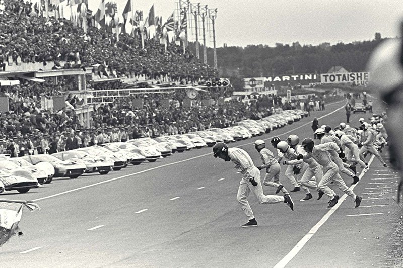 Motor1Argentina's tweet photo. ¿Por qué los Porsche tienen el encendido a la izquierda?
Es una herencia de las largadas tipo Le Mans.
Los pilotos de Porsche se zambullían en el habitáculo.
Con la izquierda encendían el motor.
Con la derecha ponían primera.
Y dejaban atrás a todos los demás. https://t.co/A1yXxtNySN
