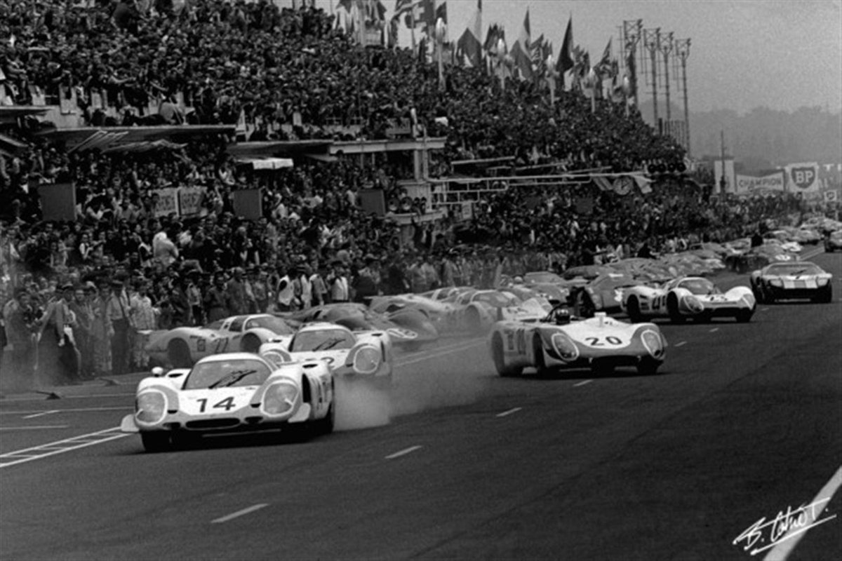 Motor1Argentina's tweet photo. ¿Por qué los Porsche tienen el encendido a la izquierda?
Es una herencia de las largadas tipo Le Mans.
Los pilotos de Porsche se zambullían en el habitáculo.
Con la izquierda encendían el motor.
Con la derecha ponían primera.
Y dejaban atrás a todos los demás. https://t.co/A1yXxtNySN